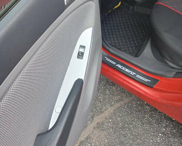 Червоний Хендай Акцент, об'ємом двигуна 1.6 л та пробігом 180 тис. км за 6500 $, фото 15 на Automoto.ua