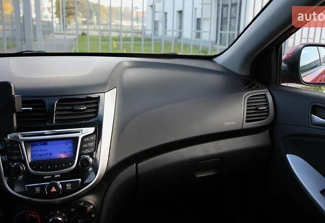 Красный Хендай Акцент, объемом двигателя 1.4 л и пробегом 160 тыс. км за 7600 $, фото 12 на Automoto.ua