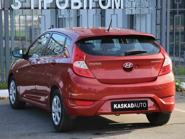 Красный Хендай Акцент, объемом двигателя 1.4 л и пробегом 160 тыс. км за 7600 $, фото 3 на Automoto.ua