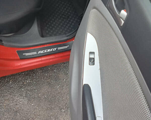 Червоний Хендай Акцент, об'ємом двигуна 1.6 л та пробігом 180 тис. км за 6500 $, фото 16 на Automoto.ua