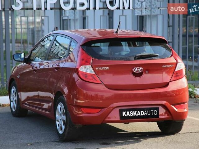 Красный Хендай Акцент, объемом двигателя 1.4 л и пробегом 160 тыс. км за 7600 $, фото 3 на Automoto.ua