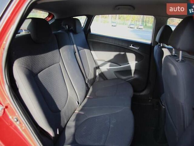 Красный Хендай Акцент, объемом двигателя 1.4 л и пробегом 160 тыс. км за 7600 $, фото 9 на Automoto.ua