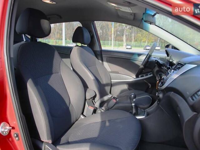 Красный Хендай Акцент, объемом двигателя 1.4 л и пробегом 160 тыс. км за 7600 $, фото 8 на Automoto.ua