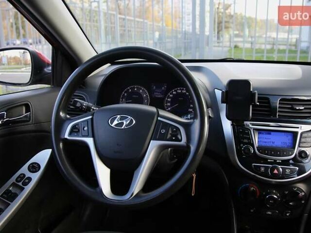 Красный Хендай Акцент, объемом двигателя 1.4 л и пробегом 160 тыс. км за 7600 $, фото 11 на Automoto.ua