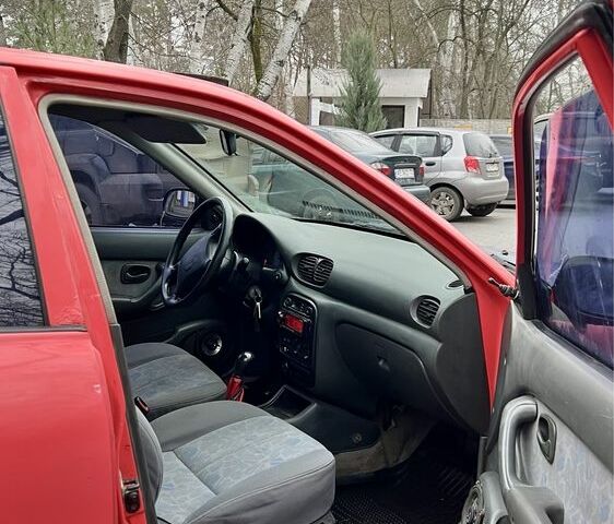 Красный Хендай Акцент, объемом двигателя 1.3 л и пробегом 300 тыс. км за 1200 $, фото 9 на Automoto.ua