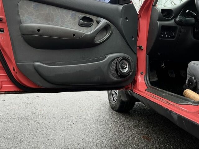 Красный Хендай Акцент, объемом двигателя 1.3 л и пробегом 300 тыс. км за 1200 $, фото 6 на Automoto.ua