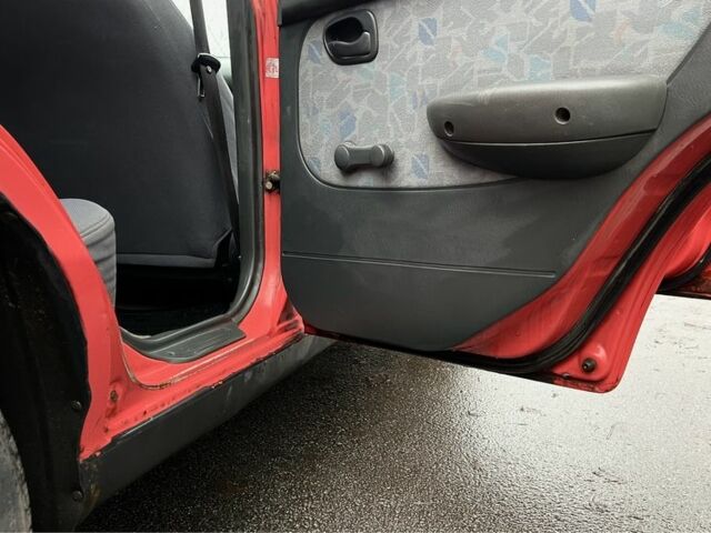 Красный Хендай Акцент, объемом двигателя 1.3 л и пробегом 300 тыс. км за 1200 $, фото 17 на Automoto.ua