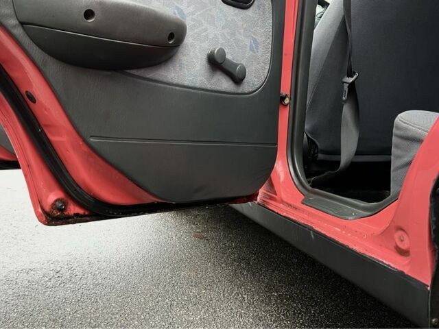 Красный Хендай Акцент, объемом двигателя 1.3 л и пробегом 300 тыс. км за 1200 $, фото 5 на Automoto.ua