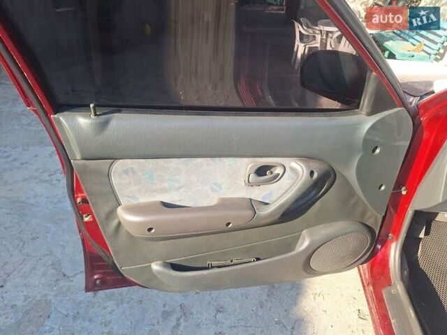 Красный Хендай Акцент, объемом двигателя 1.5 л и пробегом 294 тыс. км за 2700 $, фото 7 на Automoto.ua