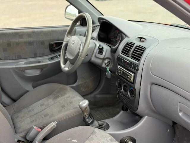 Червоний Хендай Акцент, об'ємом двигуна 1.6 л та пробігом 161 тис. км за 1700 $, фото 9 на Automoto.ua