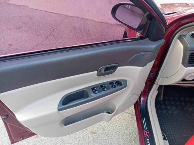 Красный Хендай Акцент, объемом двигателя 1.6 л и пробегом 255 тыс. км за 5600 $, фото 15 на Automoto.ua