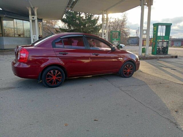 Красный Хендай Акцент, объемом двигателя 1.6 л и пробегом 255 тыс. км за 5600 $, фото 2 на Automoto.ua