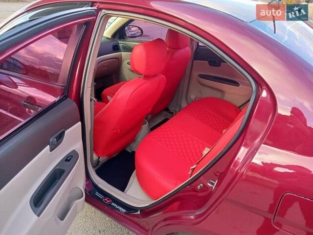 Красный Хендай Акцент, объемом двигателя 1.6 л и пробегом 255 тыс. км за 5600 $, фото 9 на Automoto.ua