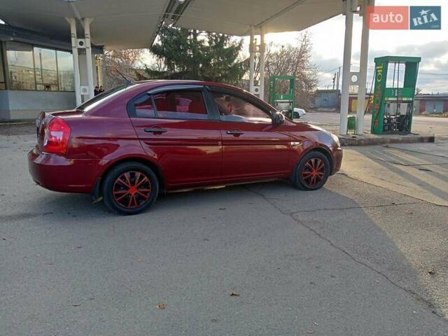 Красный Хендай Акцент, объемом двигателя 1.6 л и пробегом 255 тыс. км за 5600 $, фото 2 на Automoto.ua