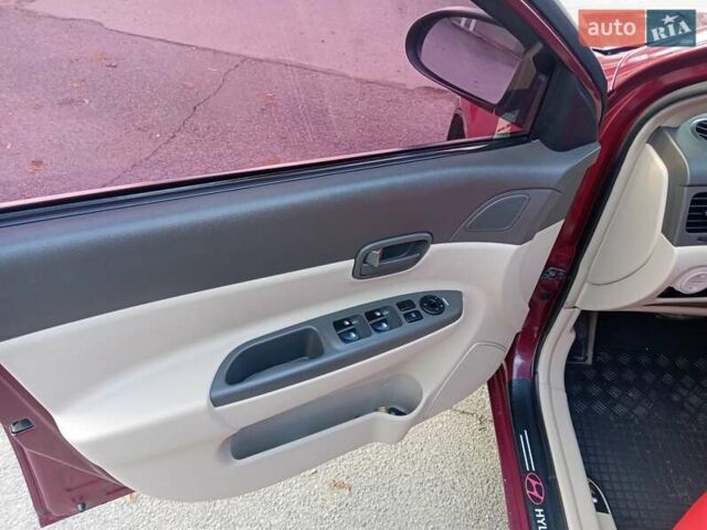 Красный Хендай Акцент, объемом двигателя 1.6 л и пробегом 255 тыс. км за 5600 $, фото 14 на Automoto.ua