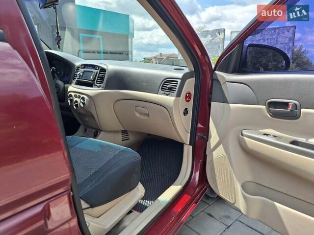 Красный Хендай Акцент, объемом двигателя 1.4 л и пробегом 258 тыс. км за 5200 $, фото 9 на Automoto.ua