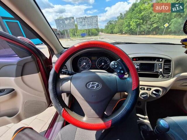 Красный Хендай Акцент, объемом двигателя 1.4 л и пробегом 258 тыс. км за 5200 $, фото 4 на Automoto.ua