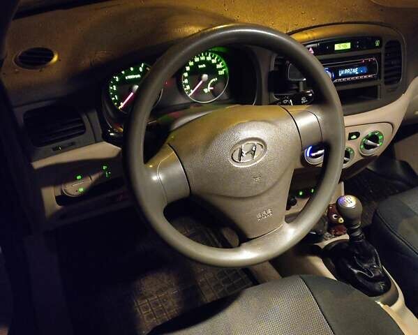 Красный Хендай Акцент, объемом двигателя 1.4 л и пробегом 274 тыс. км за 4500 $, фото 9 на Automoto.ua