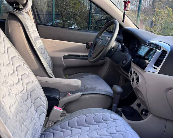 Красный Хендай Акцент, объемом двигателя 1.4 л и пробегом 206 тыс. км за 5100 $, фото 11 на Automoto.ua