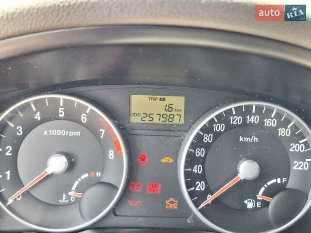 Красный Хендай Акцент, объемом двигателя 1.4 л и пробегом 258 тыс. км за 5200 $, фото 2 на Automoto.ua