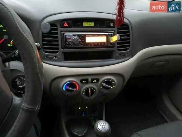 Хендай Акцент 2007 у Рівному на Automoto.ua Червоний Хендай Акцент, об'ємом двигуна 1.4 л та пробігом 335 тис. км за 5300 $, фото 10 на Automoto.ua