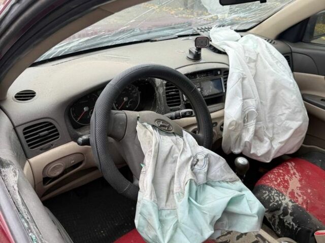 Хендай Акцент 2007 у Запоріжжя на Automoto.ua Червоний Хендай Акцент, об'ємом двигуна 1.4 л та пробігом 180 тис. км за 1700 $, фото 11 на Automoto.ua