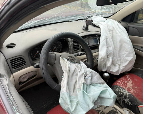 Красный Хендай Акцент, объемом двигателя 1.4 л и пробегом 186 тыс. км за 1500 $, фото 10 на Automoto.ua