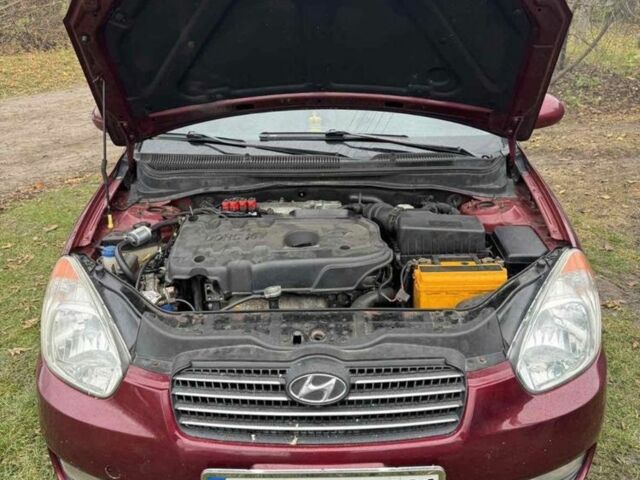 Красный Хендай Акцент, объемом двигателя 1.6 л и пробегом 218 тыс. км за 5100 $, фото 4 на Automoto.ua