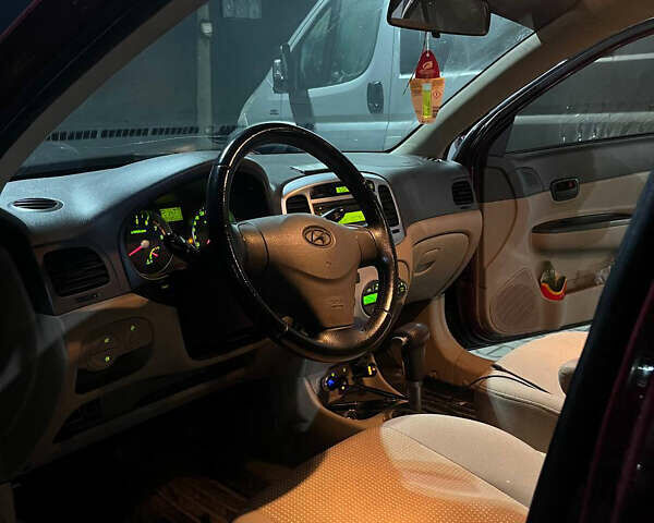 Червоний Хендай Акцент, об'ємом двигуна 1.6 л та пробігом 196 тис. км за 5800 $, фото 12 на Automoto.ua