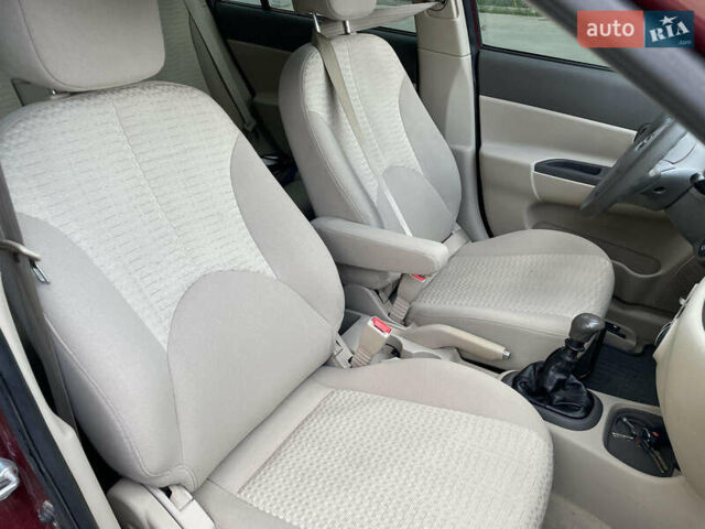 Красный Хендай Акцент, объемом двигателя 1.4 л и пробегом 185 тыс. км за 4800 $, фото 3 на Automoto.ua