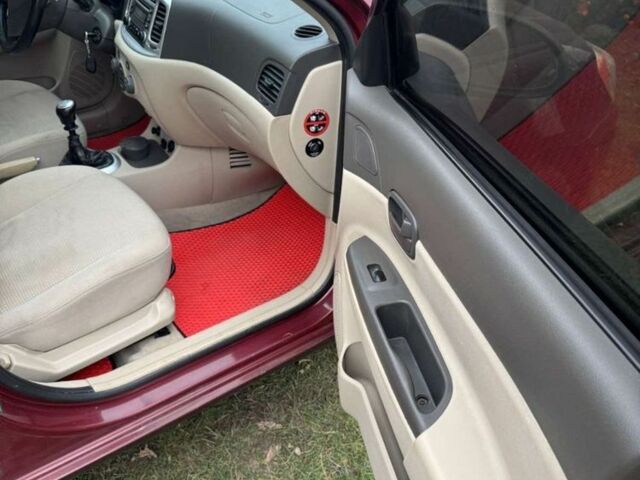 Красный Хендай Акцент, объемом двигателя 1.6 л и пробегом 218 тыс. км за 5100 $, фото 10 на Automoto.ua