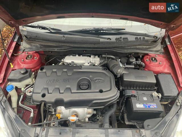 Красный Хендай Акцент, объемом двигателя 1.4 л и пробегом 200 тыс. км за 4750 $, фото 26 на Automoto.ua