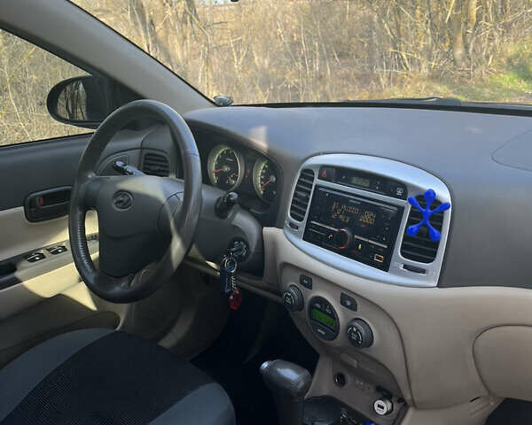 Червоний Хендай Акцент, об'ємом двигуна 1.6 л та пробігом 266 тис. км за 5500 $, фото 3 на Automoto.ua