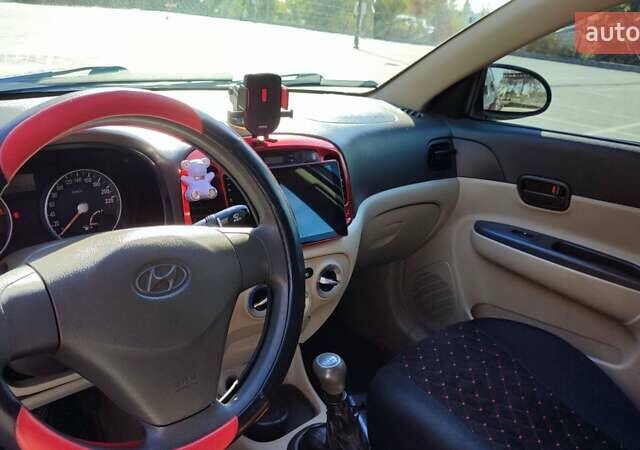 Красный Хендай Акцент, объемом двигателя 1.4 л и пробегом 325 тыс. км за 4000 $, фото 12 на Automoto.ua