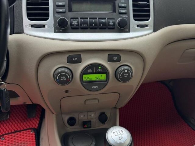 Красный Хендай Акцент, объемом двигателя 1.6 л и пробегом 218 тыс. км за 5100 $, фото 5 на Automoto.ua