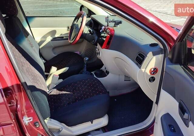 Красный Хендай Акцент, объемом двигателя 1.4 л и пробегом 325 тыс. км за 4000 $, фото 11 на Automoto.ua