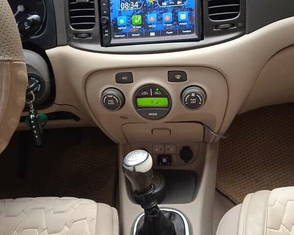 Красный Хендай Акцент, объемом двигателя 1.6 л и пробегом 212 тыс. км за 5700 $, фото 12 на Automoto.ua