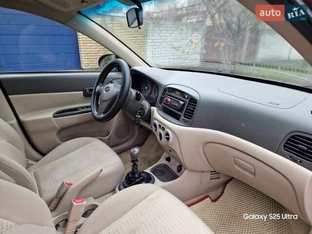 Красный Хендай Акцент, объемом двигателя 1.4 л и пробегом 237 тыс. км за 3900 $, фото 15 на Automoto.ua