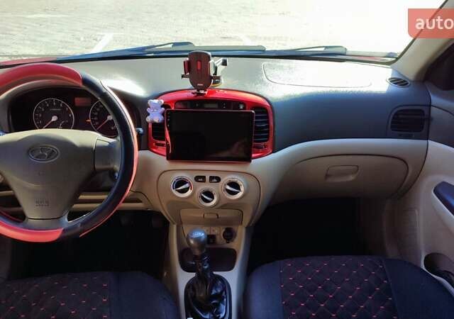 Красный Хендай Акцент, объемом двигателя 1.4 л и пробегом 325 тыс. км за 4000 $, фото 8 на Automoto.ua