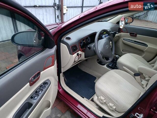 Красный Хендай Акцент, объемом двигателя 1.4 л и пробегом 156 тыс. км за 4700 $, фото 13 на Automoto.ua