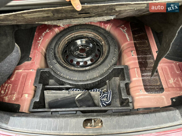 Красный Хендай Акцент, объемом двигателя 1.4 л и пробегом 200 тыс. км за 4750 $, фото 12 на Automoto.ua