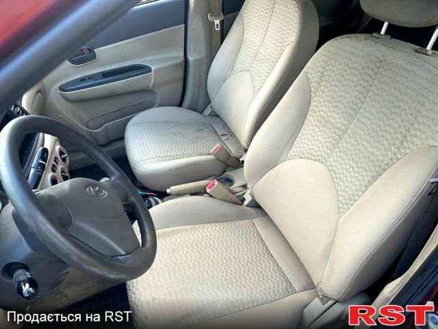 Красный Хендай Акцент, объемом двигателя 1.4 л и пробегом 415 тыс. км за 2800 $, фото 7 на Automoto.ua