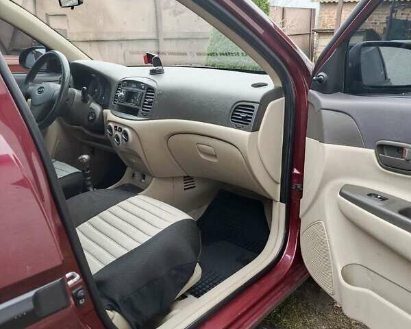 Красный Хендай Акцент, объемом двигателя 1.4 л и пробегом 228 тыс. км за 4700 $, фото 7 на Automoto.ua