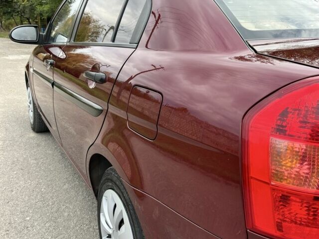 Хендай Акцент 2009 у Запоріжжя на Automoto.ua Червоний Хендай Акцент, об'ємом двигуна 1.4 л та пробігом 215 тис. км за 4250 $, фото 8 на Automoto.ua