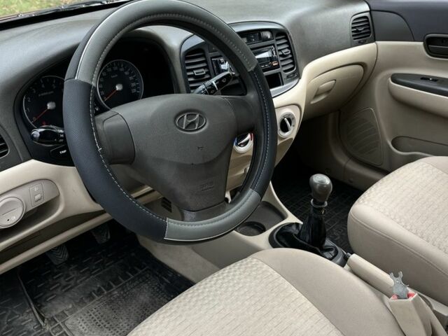 Хендай Акцент 2009 у Запоріжжя на Automoto.ua Червоний Хендай Акцент, об'ємом двигуна 1.4 л та пробігом 215 тис. км за 4250 $, фото 12 на Automoto.ua