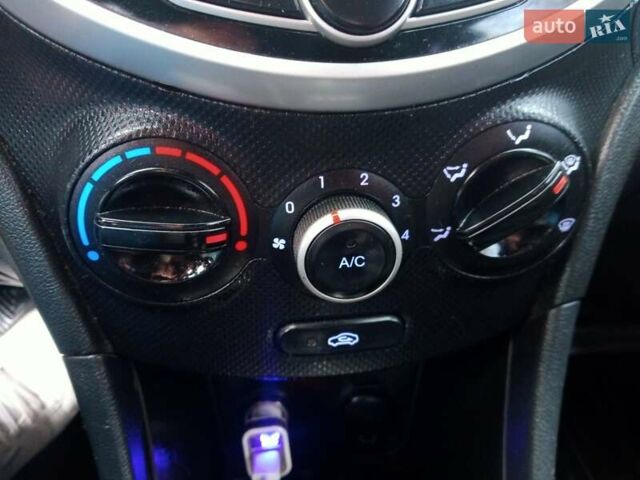 Хендай Акцент 2011 в Полтаве на Automoto.ua Красный Хендай Акцент, объемом двигателя 1.4 л и пробегом 177 тыс. км за 5999 $, фото 5 на Automoto.ua