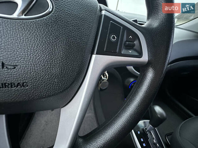 Красный Хендай Акцент, объемом двигателя 1.6 л и пробегом 81 тыс. км за 9200 $, фото 64 на Automoto.ua