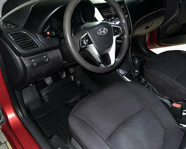 Красный Хендай Акцент, объемом двигателя 1.6 л и пробегом 250 тыс. км за 7800 $, фото 5 на Automoto.ua