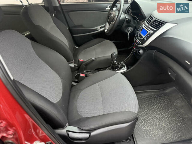 Красный Хендай Акцент, объемом двигателя 1.4 л и пробегом 172 тыс. км за 6800 $, фото 14 на Automoto.ua