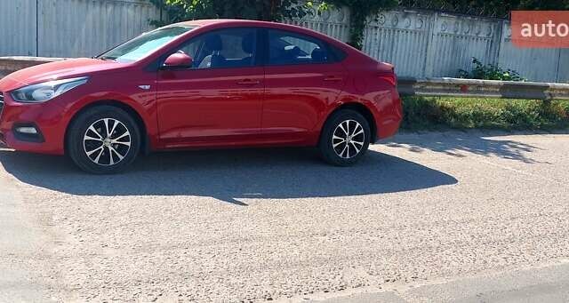 Красный Хендай Акцент, объемом двигателя 1.37 л и пробегом 144 тыс. км за 9600 $, фото 1 на Automoto.ua